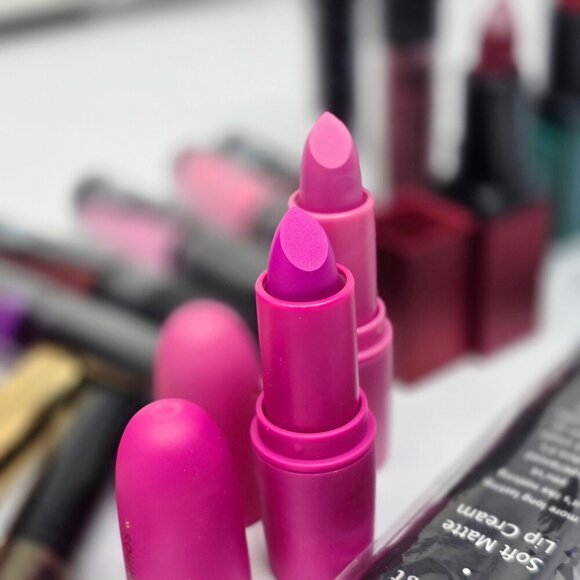 Assorted Lipstick Set – 22 Shades + Lipliner, Glitter Mascara, Eyelash Curler - Picture 4 of 11